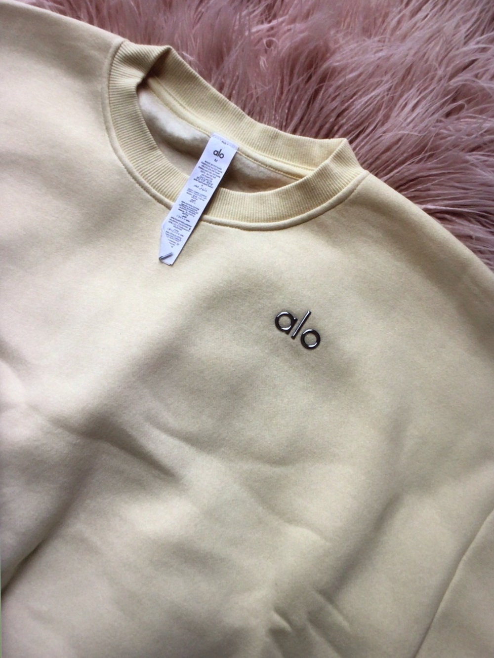 ALO Yoga Set Pale Yellow Cropped Crew Sweatshirt With Short - Picture 4 of 7